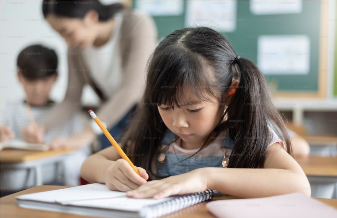 勉強する生徒たち